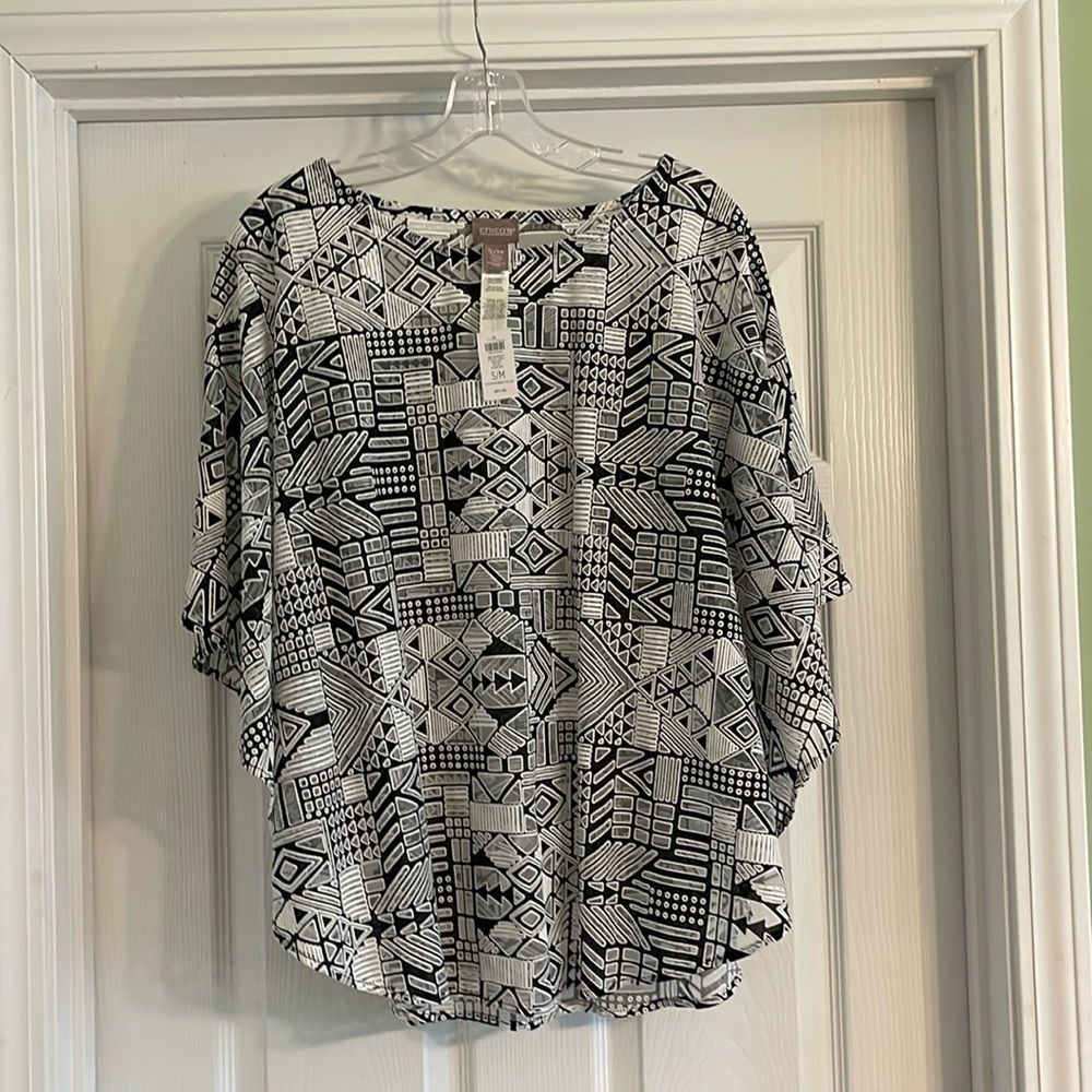 Chico’s Black and White Burnout Chianti Crew Poncho
Size S/M-new